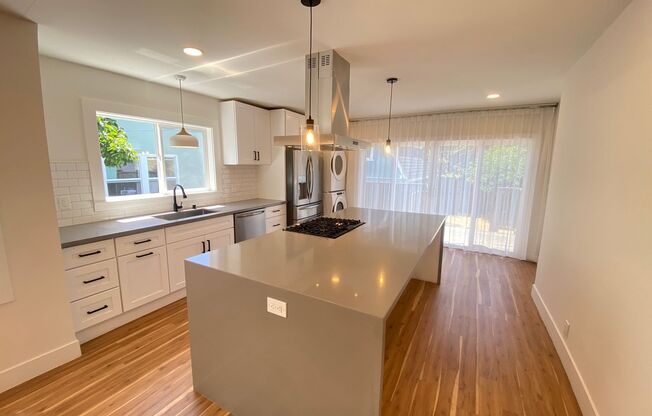 Advent - Large & Bright Two Bedroom Home Low Deposit!