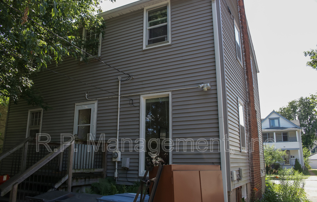 1090 16 AVE SE
