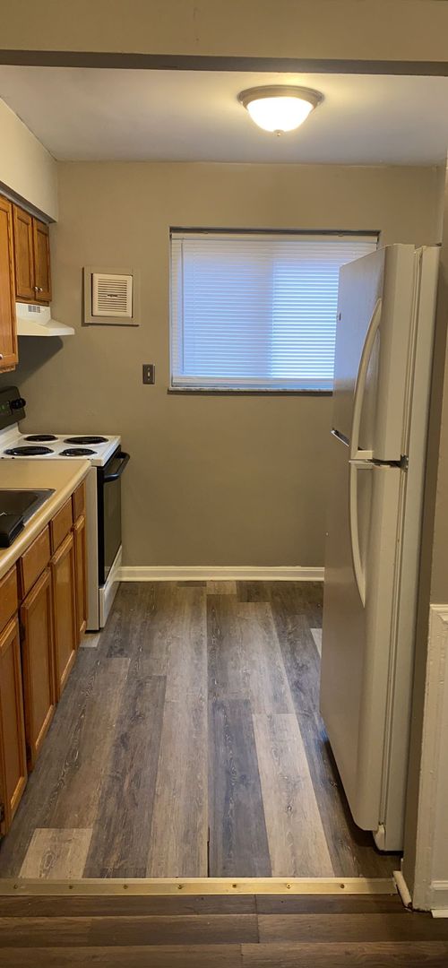 2 beds, 1 bath, $825, Unit Place #1