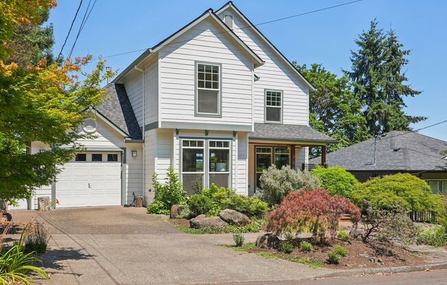 Stunning NW Willamette Heights 3-Level Single Family Home with St Helens views and Fenced Backyard