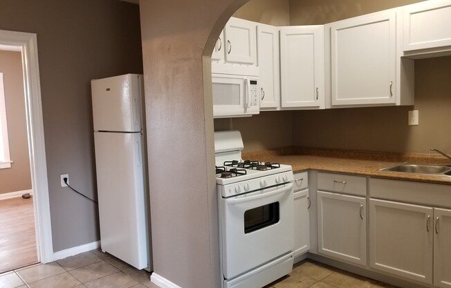 2 beds, 1 bath, 700 sqft, $925