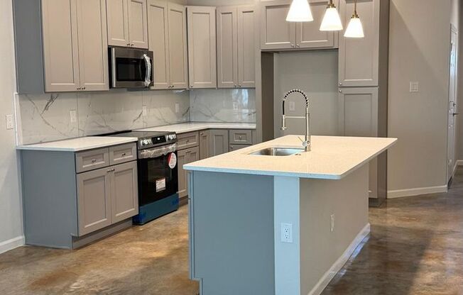 Beautiful NEW Condo/Home 3 Bedrooms/2.5 Bathrooms near Ft Sam Houston and Alamo Heights