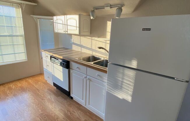 1 bed, 1 bath, $1,195, Unit (upper)