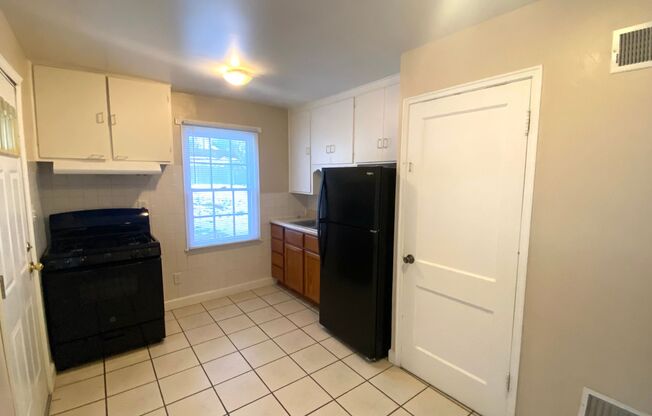 2 Bedroom, 1 Bath Home w/Garage Now Available for Rent!