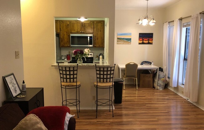 UT PRE LEASE: West Campus 2 bed / 2 bath, 2 RSVD parking, 2 blocks to UT Austin