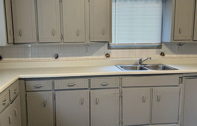 MOVE IN SPECIAL AVAILABLE!