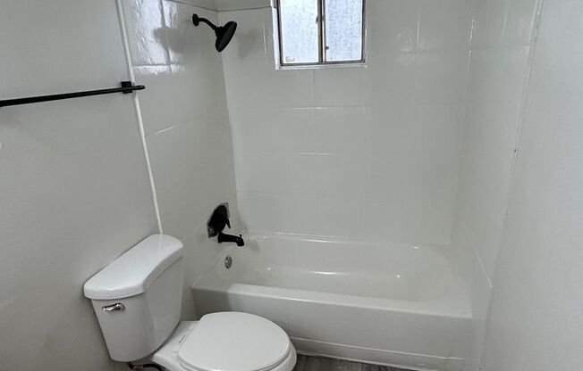 2 beds, 1 bath, 810 sqft, $1,195, Unit 17