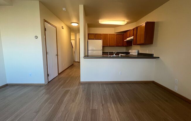 2 beds, 1 bath, 868 sqft, $1,605, Unit 7
