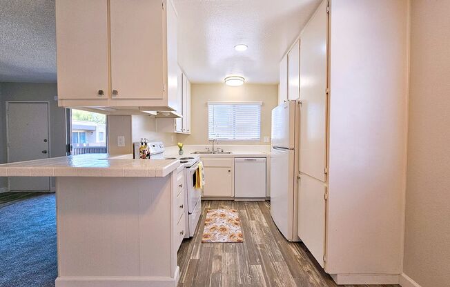 2 beds, 1 bath, 800 sqft, $1,995, Unit 33-13