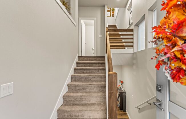 Available 4BR/4BATH Modern Home near Ash Creek!