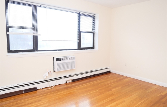 3 beds, 1 bath, 999 sqft, $3,550, Unit 21A