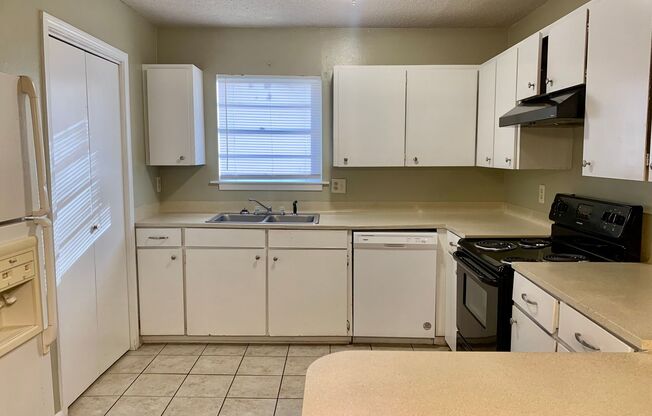 2 beds, 1 bath, $795, Unit 202A