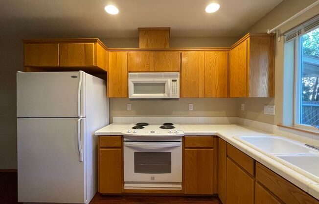3Bd/2.5Ba Town Home in Forest Grove ~ Includes Washer/Dryer and Single Car Garage!!!