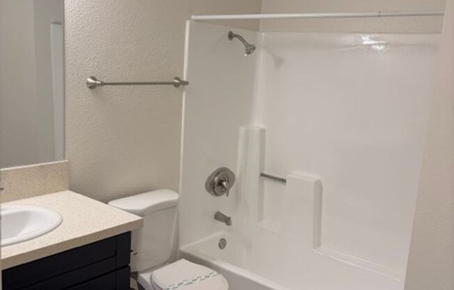2 beds, 1 bath, 775 sqft, $2,195, Unit 086