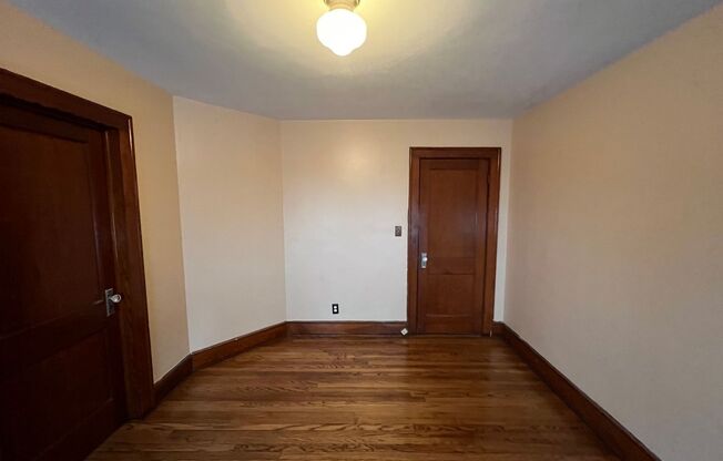 2 beds, 1 bath, $1,400, Unit Floor 1