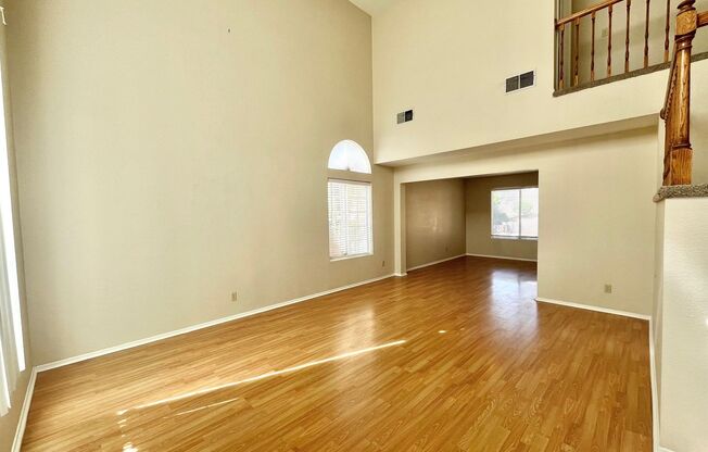 Gorgeous 4 Bedroom Home with Pool & Spa Located in The Lakes