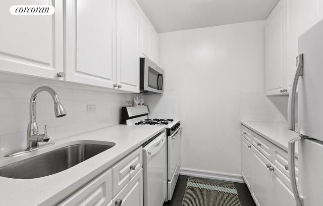 215 E 80 ST