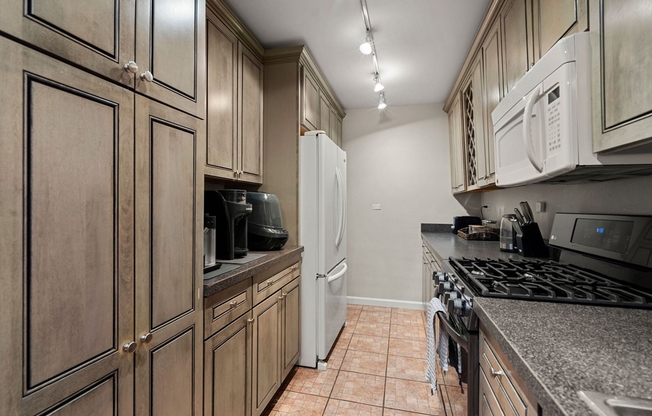 2 beds, 2 baths, 1,285 sqft, $4,900, Unit 17M