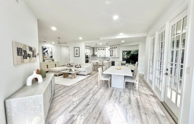 ** COLONADE ** PARK SHORE ** MOORINGS ** 3 BED 3 BATH ** ANNUAL RENTAL ** FIRST FLOOR**