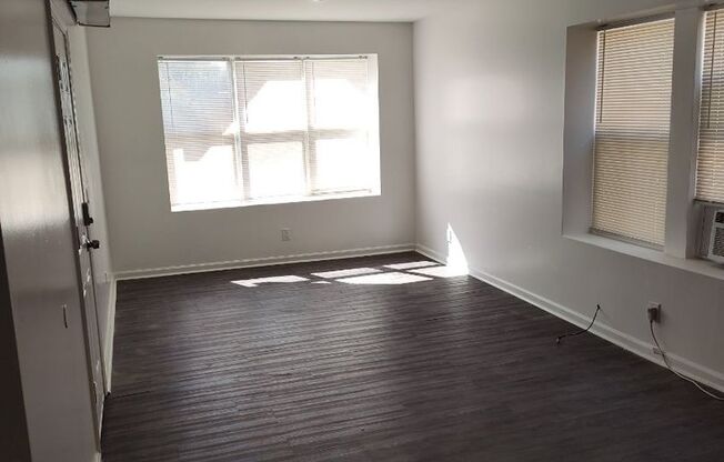 2 beds, 1 bath, $800, Unit 1W