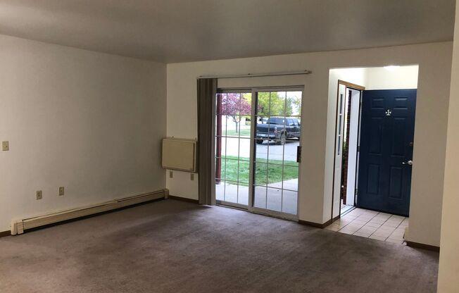 2 beds, 1 bath, 750 sqft, $775, Unit Apt 7