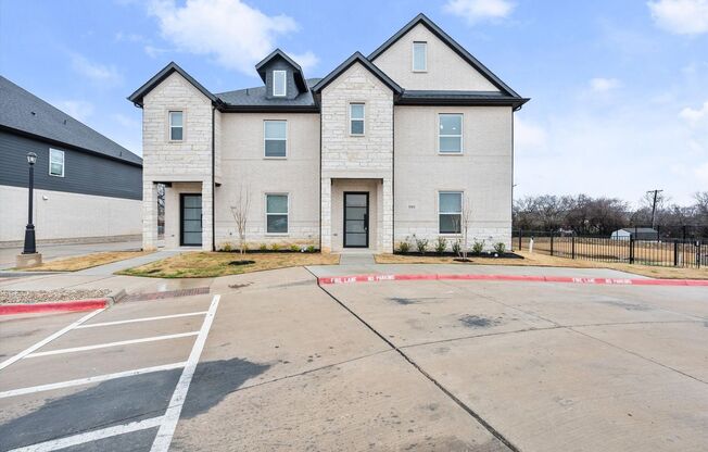 Luxury Arlington Townhome - Gated Community