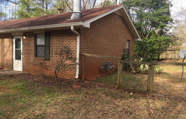 2 BR 1 BA Eastside Duplex! Available for move in now!