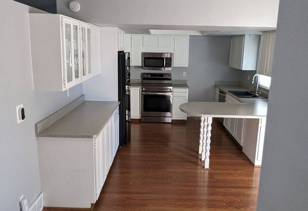 3 beds, 1 bath, $1,995, Unit #A