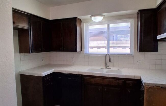 SPECIAL: HALF OF FIRST MONTH RENT!! Spacious 3 Bedroom With Garage Located On Ashlan & Cornelia!