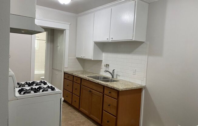 1 bed, 1 bath, 575 sqft, $1,695, Unit E