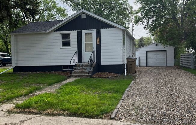 Cozy Cottage with garage and fenced yard