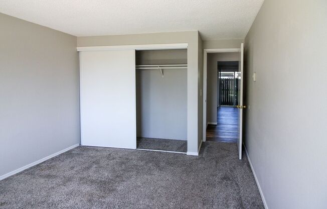 2 beds, 1 bath, 889 sqft, $1,250, Unit 40