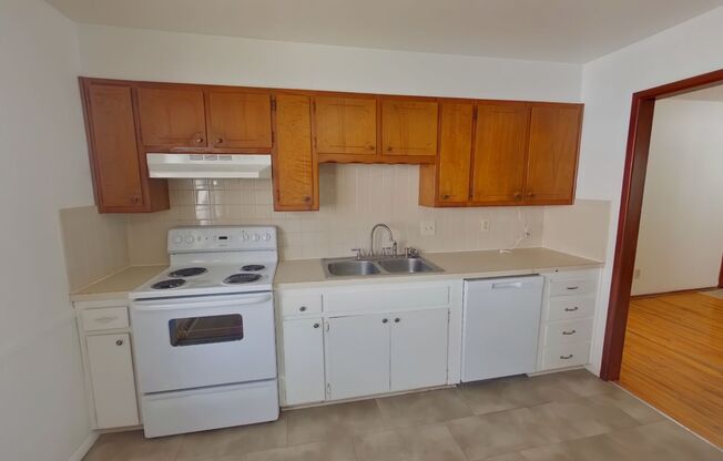 2-Bedroom Home with Garage & Off-Street Parking – 104 S Mt Carmel, Wichita, KS