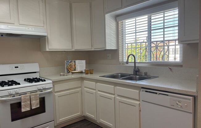 3 beds, 1 bath, 1,113 sqft, $3,130, Unit 4951C