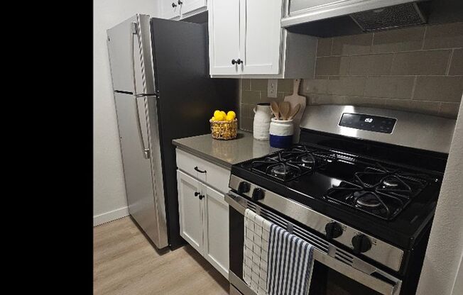 1 bed, 1 bath, 700 sqft, $1,305, Unit LAW11-122