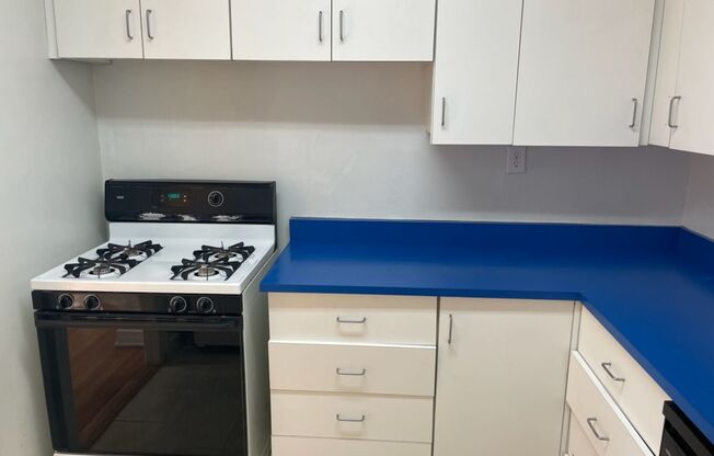 1 bed, 1 bath, 708 sqft, $1,340, Unit King Edward Annex 36