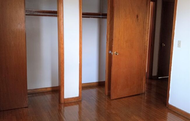 2 beds, 1 bath, 903 sqft, $1,290, Unit D-1