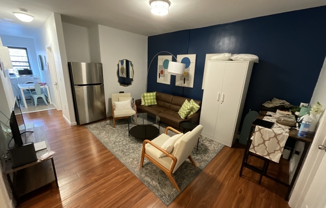 3 beds, 1 bath, 1,100 sqft, $4,700, Unit 2