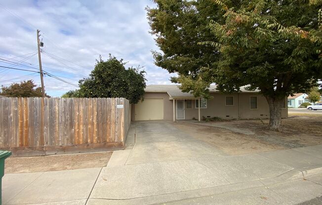 3 bedroom/2bath home in Reedley available for rent!