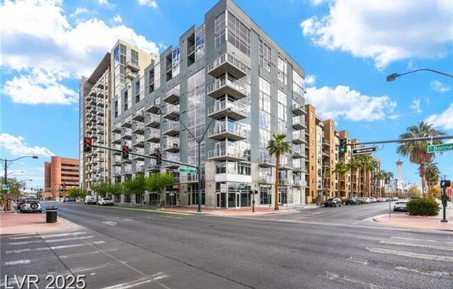 1 bed, 2 baths, $2,977, Unit Juhl Highrise