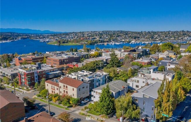 Eastlake Penthouse 2bed / 2bath / 2parking spots - Incredible Deck w views of Sunsets, Lake union, mountains, Space needle and Gas works!!!