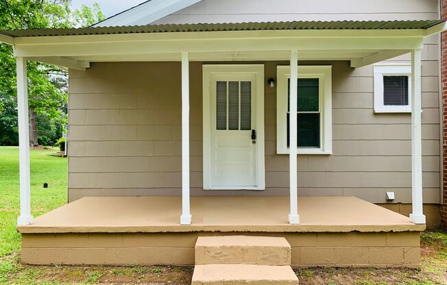 WOW! Adorable Cottage Style Home close to Downtown Newnan! 2 bed, 1 full bath, Must See!