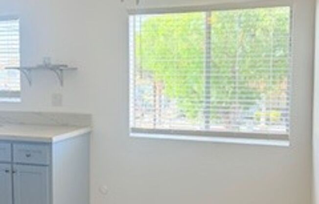 MOVE IN SPECIAL! SPACIOUS 1 BEDROOM / 1 BATH