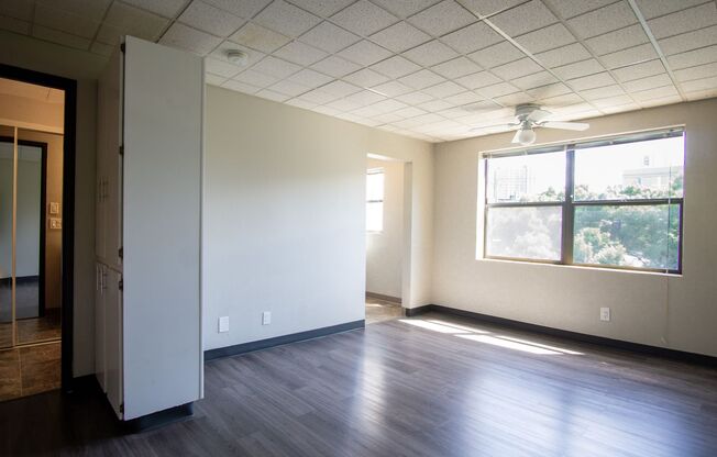 Top Floor NW Studio Between Nob Hill & The Pearl!