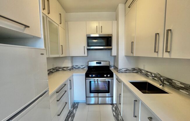 Pacific Heights: Super Sunny Jr 1 Bedroom w/ Remodeled Kitchen on 5th Floor
