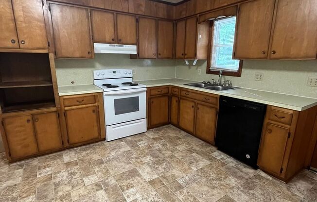 2 beds, 1 bath, 903 sqft, $1,170, Unit J-5