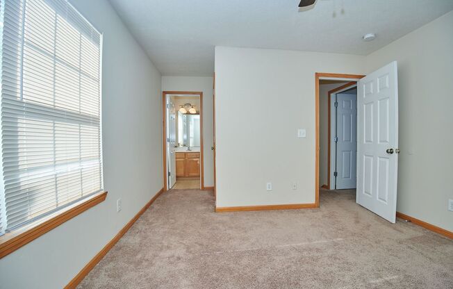 2 beds, 2.5 baths, 1,100 sqft, $1,295, Unit 34W
