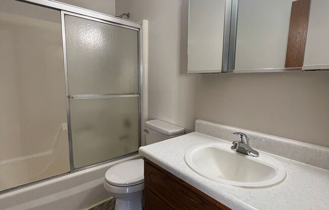 2 beds, 1 bath, $900