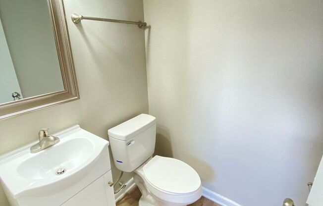 2 beds, 1.5 baths, 832 sqft, $1,100, Unit 874 Oakwood Villa