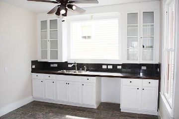 2 Blocks from the Seawall - East End -2200 SQU. FT.  LARGE 3 bedroom 2 bath